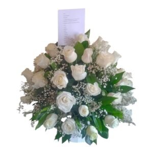 Arreglo redondo de 50 rosas en caja de madera para condolencias en Cali