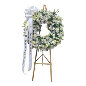 Tributo floral con rosas, lirios y margaritas para condolencias en Cali