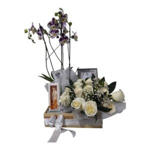 Kit de Condolencias Premium en Cali con orquídeas, vela en forma de la Virgen, rosas blancas y portarretrato para velación