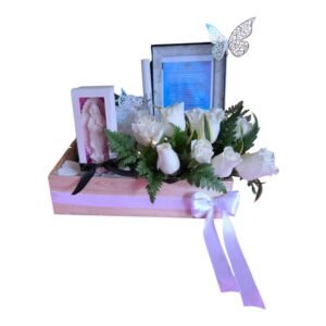 Set de luto con flores frescas, vela en forma de virgen y portarretrato para condolencias en Cali