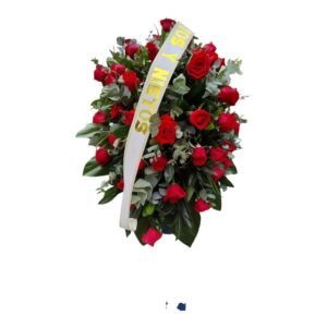Arreglo cubre caja fúnebre con 48 rosas frescas y follaje en Cali