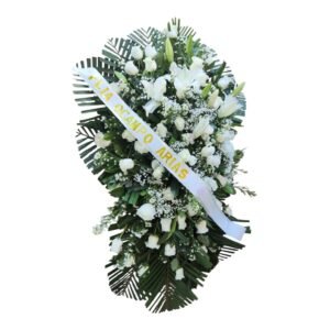 Ramo fúnebre moderno con rosas frescas del color a elección y follaje verde en Cali