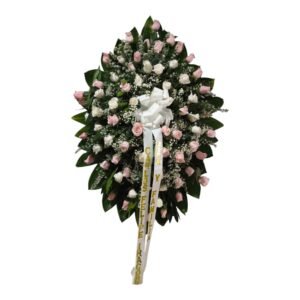 Corona fúnebre honor y recuerdo de rosas rosadas frescas y follaje en Cali