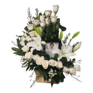Tributo exequial de rosas frescas y lirios blancos con portarretrato y follaje en Cali