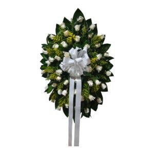 Corona fúnebre económica de rosas frescas con follaje verde y tarjeta en Cali