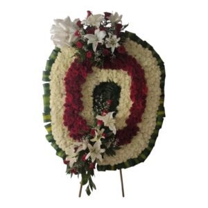 Corona fúnebre de lujo de rosas frescas, lirios y pompones con follaje en Cali