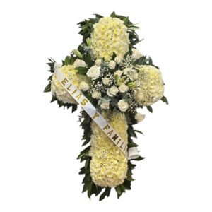 Cruz fúnebre de rosas frescas y lirios con pompones y follaje verde en Cali
