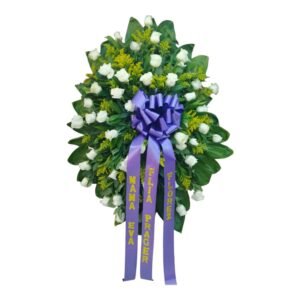 Corona fúnebre tradicional de 50 rosas frescas con follaje verde y tarjeta en Cali