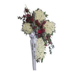 Arreglo fúnebre personalizado de rosas frescas y pompones con follaje verde en Cali