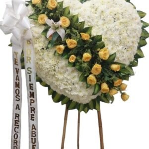 Arreglo fúnebre en corazón sobre trípode con rosas frescas y pompones en Cali