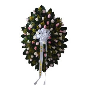 Corona fúnebre económica en oferta con 50 rosas de colores surtidos y follaje en Cali