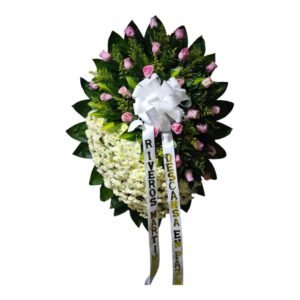 Corona fúnebre con rosas y pompones en Cali