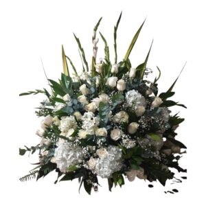 Tributo de Rosas y Hortensias Ramos Fúnebres en Cali con diseño imperial de flores frescas y cinta personalizada