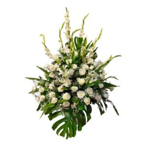Legado de Rosas y Gladiolos Ramos Fúnebres en Cali con diseño vertical de flores frescas.