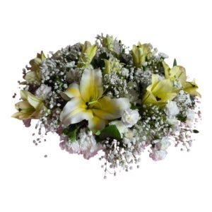 Floristería Fúnebre Cali: Corona para urna de cenizas con rosas blancas y lirios. Arreglo exequial para velación con entrega inmediata en Cali.