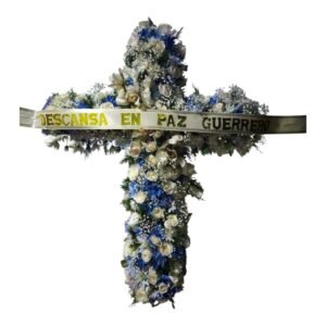 Cruz fúnebre Elegancia Eterna elaborada con rosas blancas, orquídeas y pompones para entrega a domicilio en Cali.