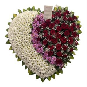 corazon funebre de margaritas con rosas rojas y orquideas en cali