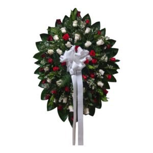 Corona fúnebre tradicional de 50 rosas blancas y rojas con follaje tupido y moño blanco con cinta de condolencias cali