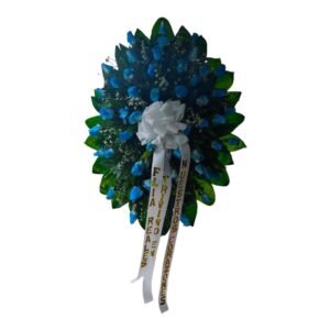 corona funebre de rosas azules y montecasino con moño blanco y cinta personalizada cali