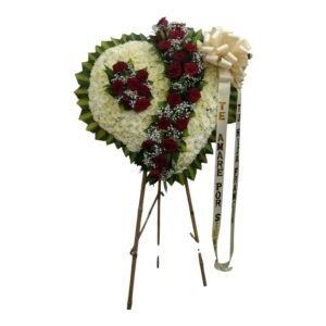 corona funebre en corazon de rosas rojas y pompones blancos con cinta impresa cali