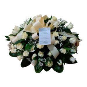 cubre caja funebre de rosas blancas follaje verde y flor perla con monio satinado cali